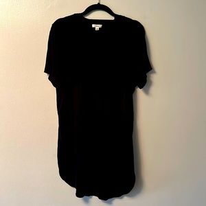 Black tee from Wilfred by Aritzia has split sides and longer length size m